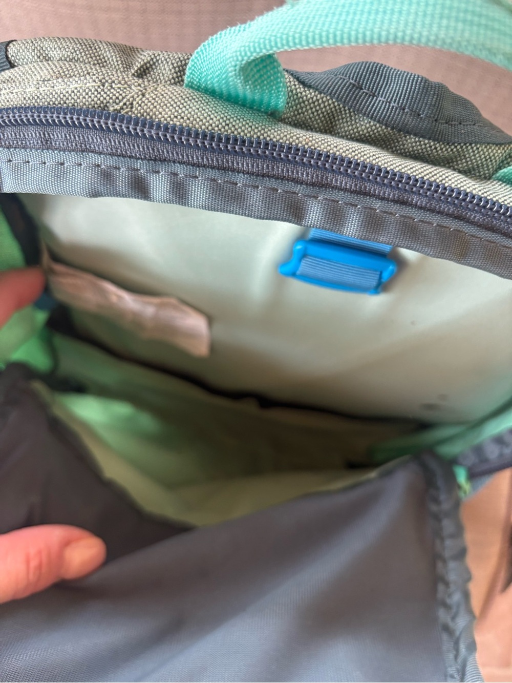 Dakine Women’s Green Canvas Backpack with Teal Accents 14 liter - Picture 8 of 15